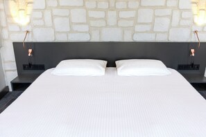 Minibar, in-room safe, desk, laptop workspace - Mene City Hotel (Antalya)