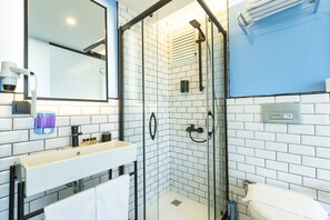 Shower, free toiletries, hair dryer, slippers - Mene City Hotel (Antalya)