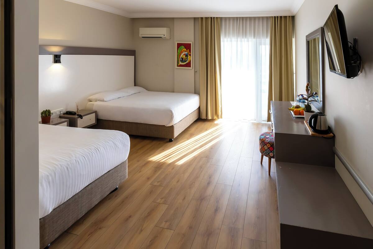Standard Triple Room, 1 Bedroom | Minibar, in-room safe, desk, laptop workspace