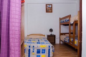 Trippelrum - 3 enkelsängar - eget badrum | Mörkläggningsgardiner, gratis wi-fi och sängkläder