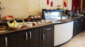 A buffet setup with various food items and a coffee station. - Hotel zum Weissen Ross (Delitzsch)