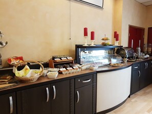 Daily buffet breakfast (EUR 7.5 per person)