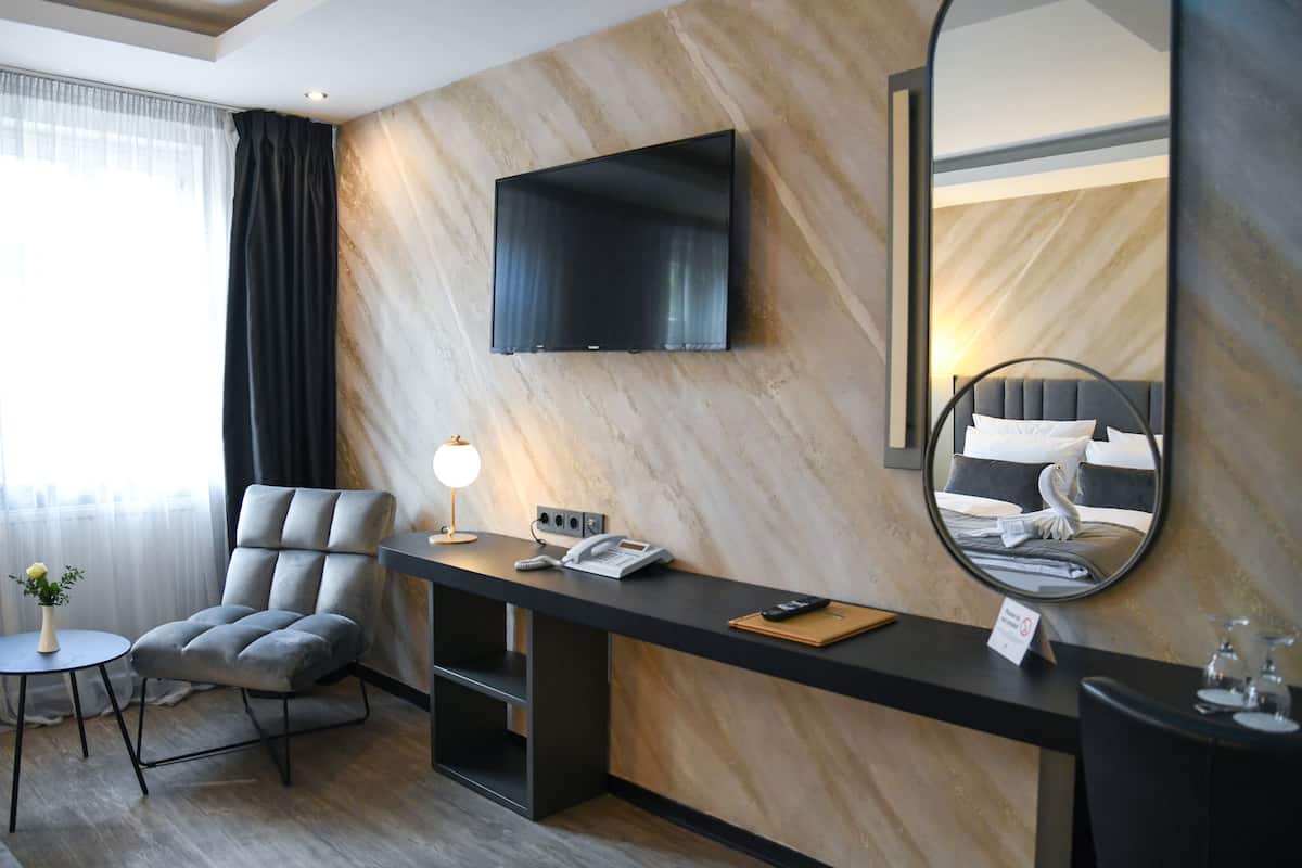 basic double room, 1 queen bed, non smoking | in-room safe, desk, free wifi, bed sheets