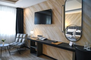 Basic-Doppelzimmer, 1 Queen-Bett, Nichtraucher | Zimmersafe, Schreibtisch, kostenloses WLAN, Bettwäsche