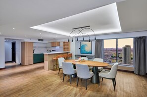 Penthouse, 1 Schlafzimmer, Stadtblick (King Suite) | Wohnbereich | Flachbildfernseher