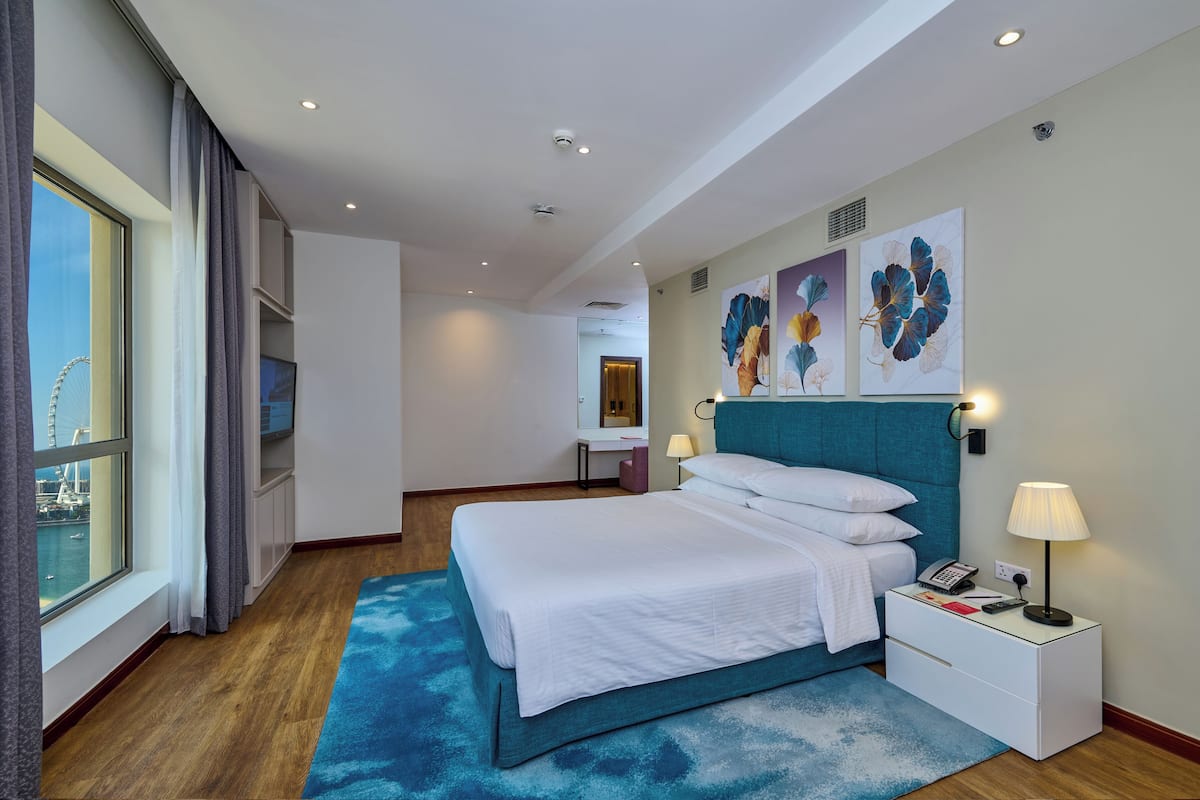 Suite, 1 kingsize bed, gedeeltelijk uitzicht op zee | Donzen dekbedden, een minibar, een kluis op de kamer