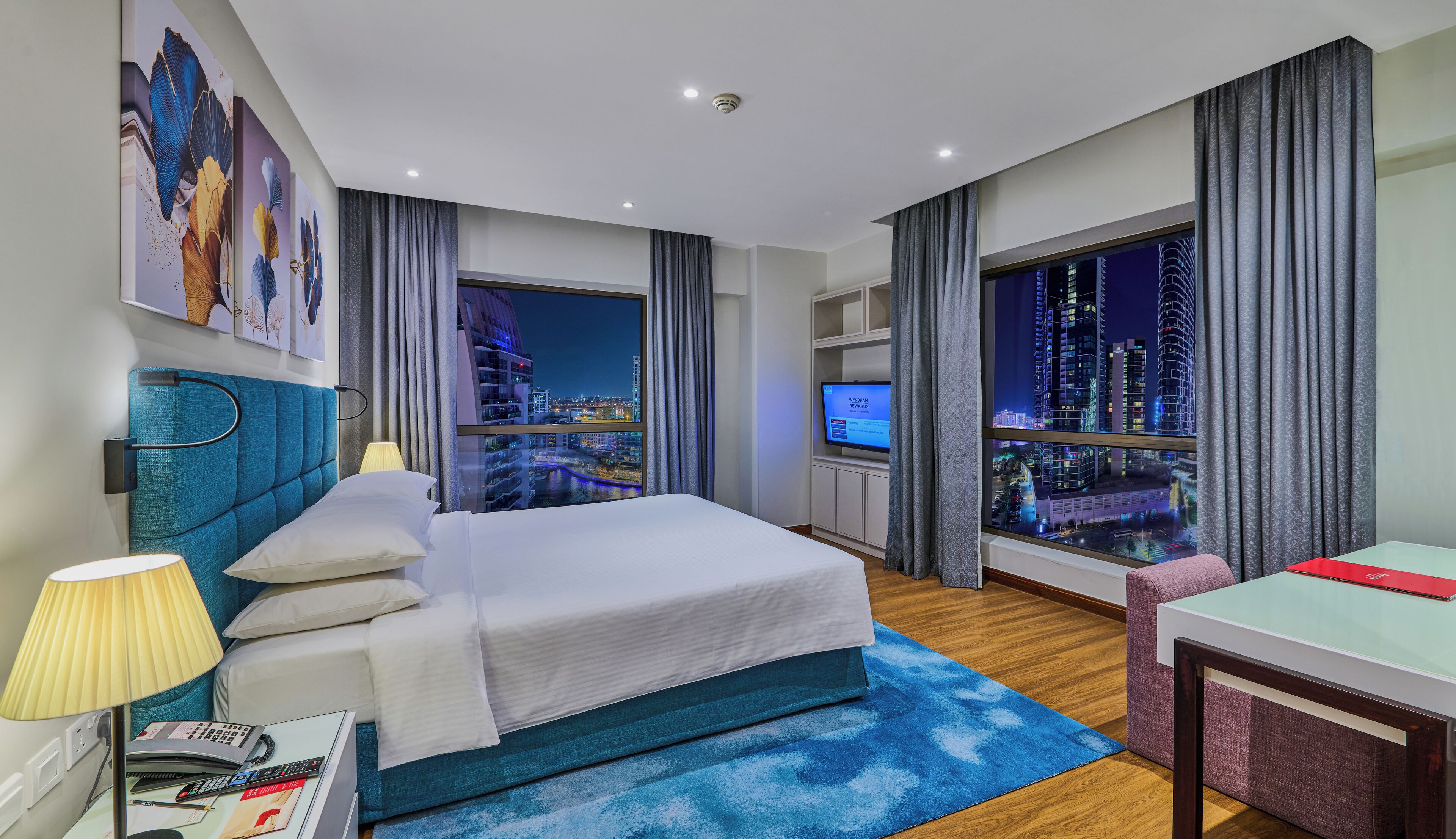 Donzen dekbedden, een minibar, een kluis op de kamer