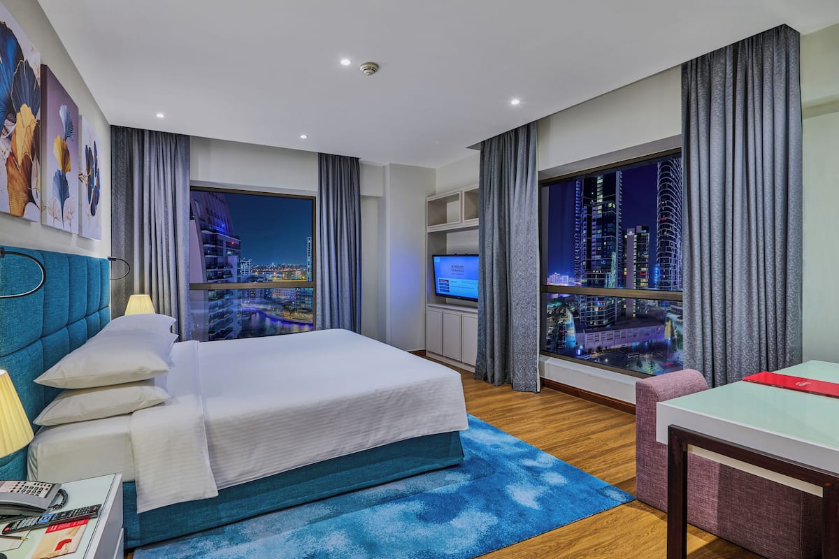 Donzen dekbedden, een minibar, een kluis op de kamer