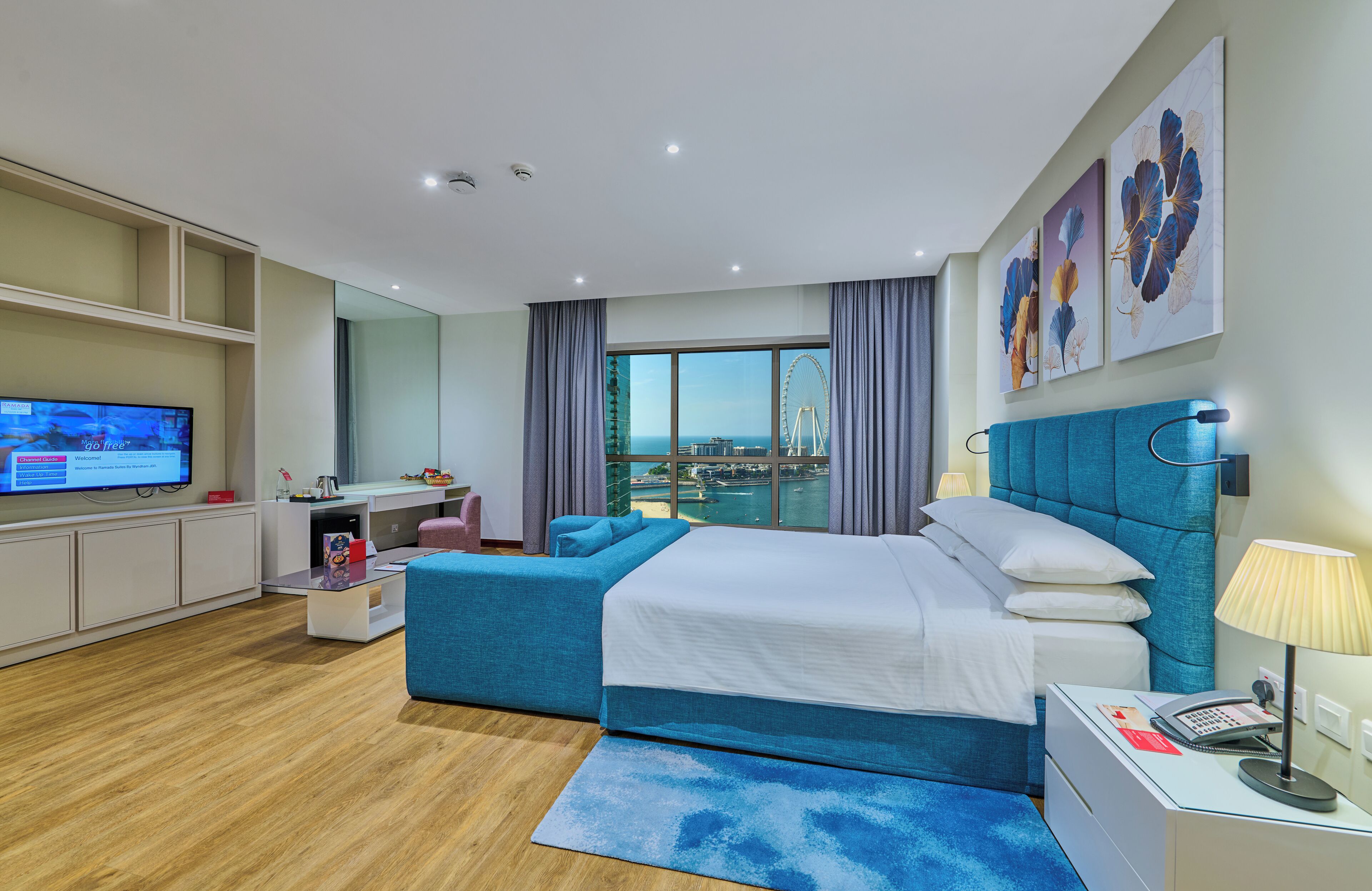 Deluxe Room, 1 King Bed, City View | Living area