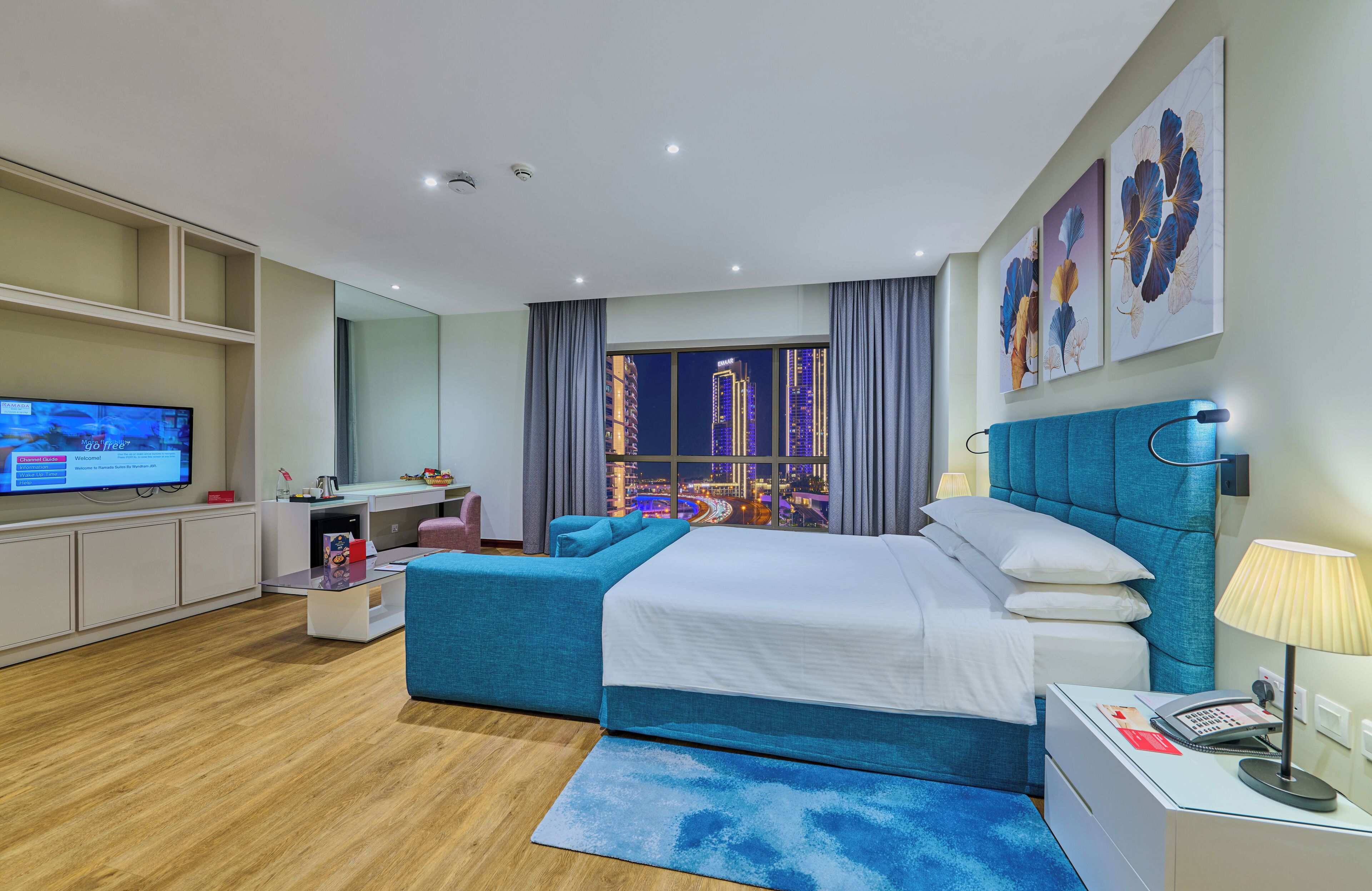 Deluxe kamer, 1 kingsize bed, uitzicht op stad | Donzen dekbedden, een minibar, een kluis op de kamer