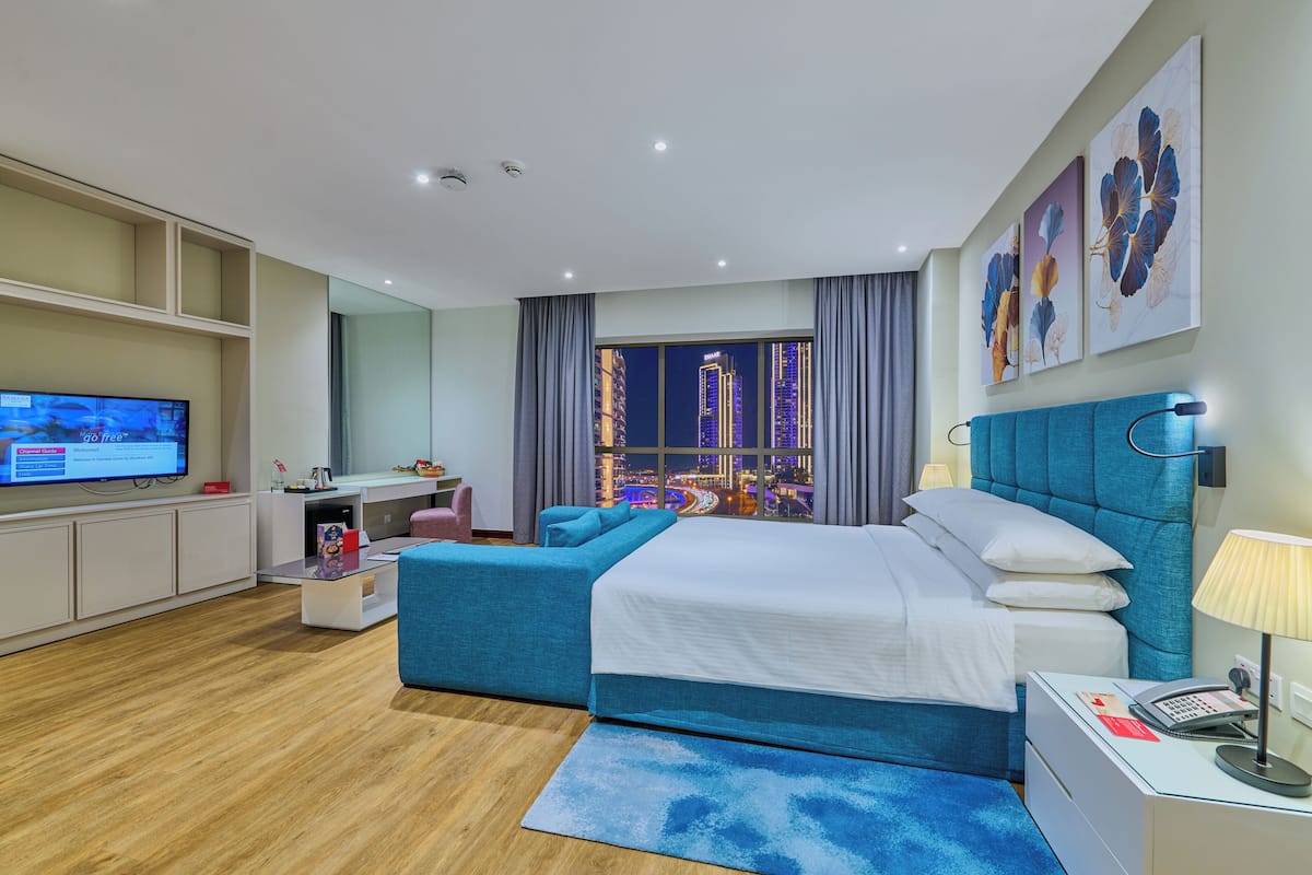 Deluxe kamer, 1 kingsize bed, uitzicht op stad | Donzen dekbedden, een minibar, een kluis op de kamer