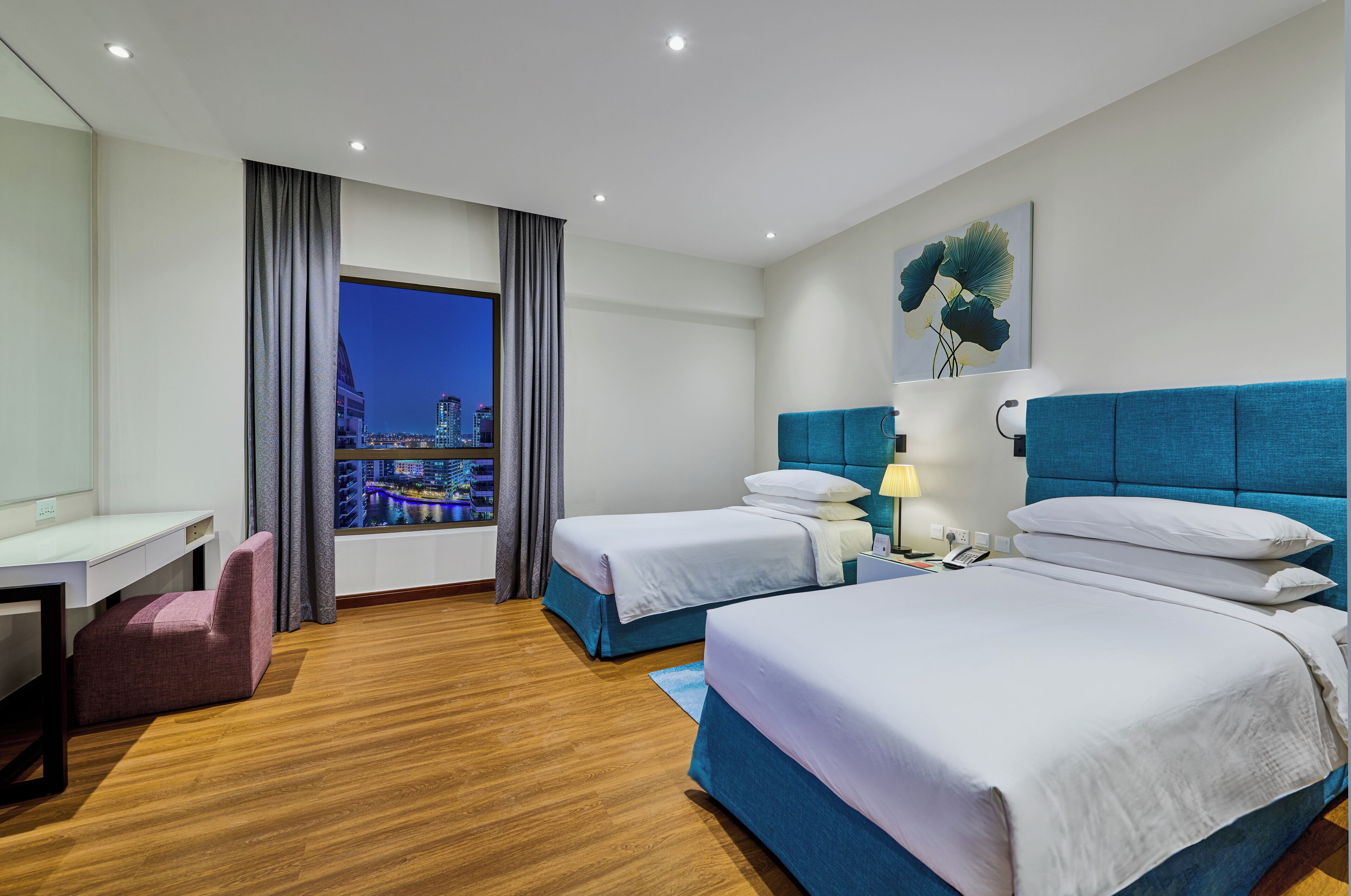 Suite, 2 slaapkamers, balkon, uitzicht op stad | Donzen dekbedden, een minibar, een kluis op de kamer