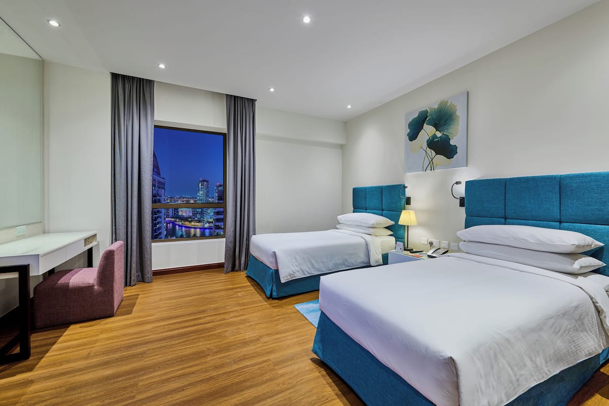 Suite, 2 slaapkamers, balkon, uitzicht op stad | Donzen dekbedden, een minibar, een kluis op de kamer