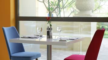 2 Restaurants, Frühstück, Mittagessen, Abendessen, osteuropäische Küche