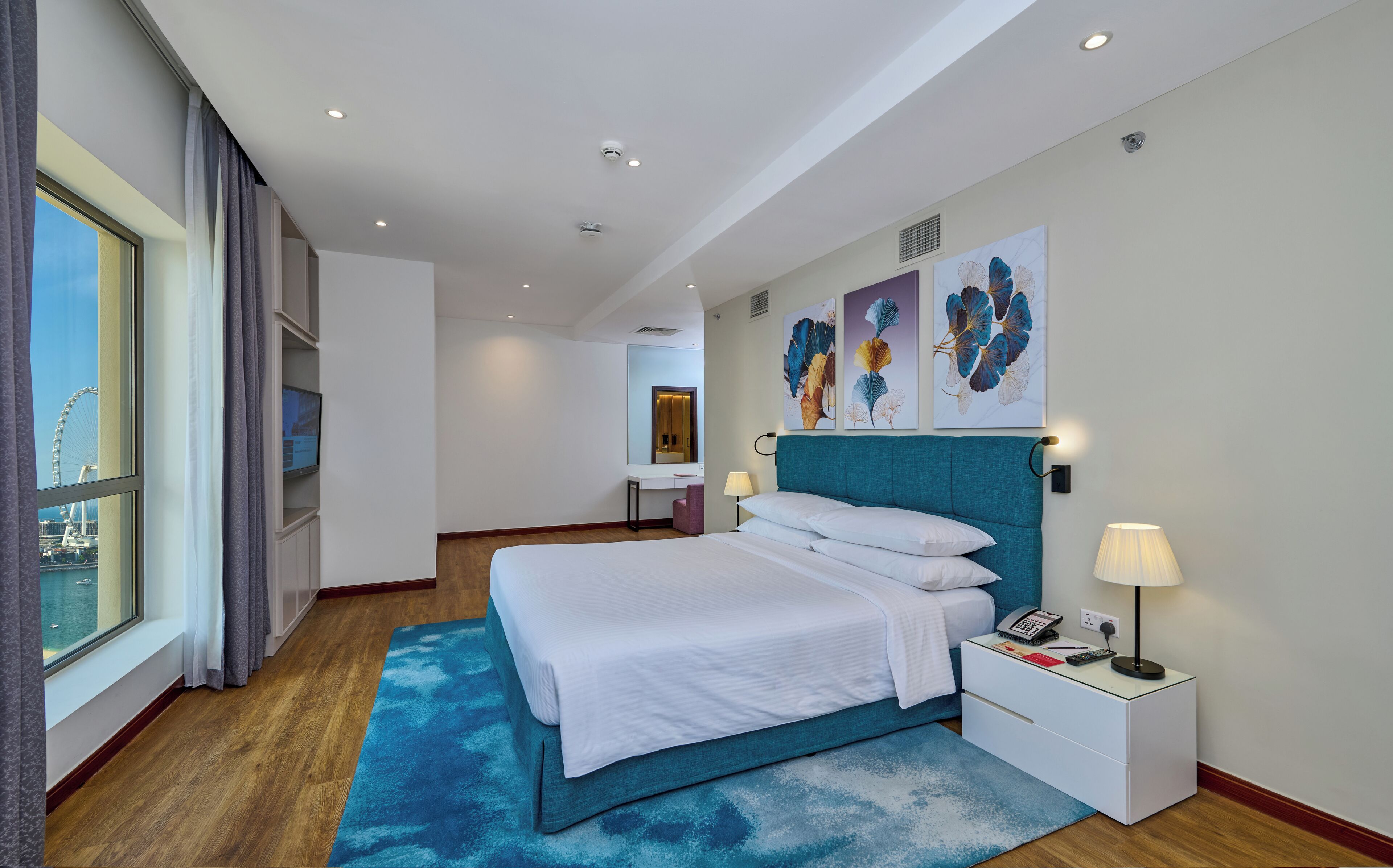 Suite, 2 slaapkamers, balkon, gedeeltelijk uitzicht op zee | Donzen dekbedden, een minibar, een kluis op de kamer