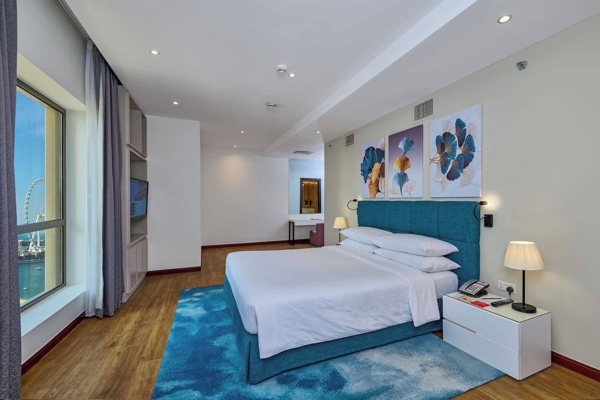 Suite, 2 slaapkamers, balkon, gedeeltelijk uitzicht op zee | Donzen dekbedden, een minibar, een kluis op de kamer