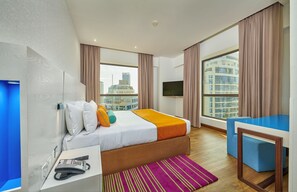 Cubrecamas, minibar y caja de seguridad en la habitación 