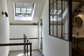 Suite, 1 grand lit et 1 canapé-lit | Vue de la chambre
