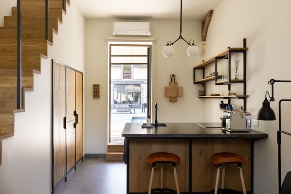 Minibar, décoration personnalisée, fer et planche à repasser