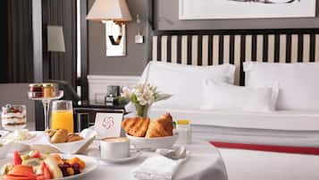1 bedroom, Frette Italian sheets, premium bedding, down comforters