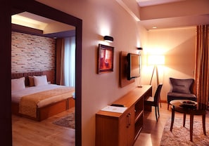 Deluxe-Doppel- oder -Zweibettzimmer, 1 Doppelbett | Minibar, Zimmersafe, Schreibtisch, kostenlose Babybetten