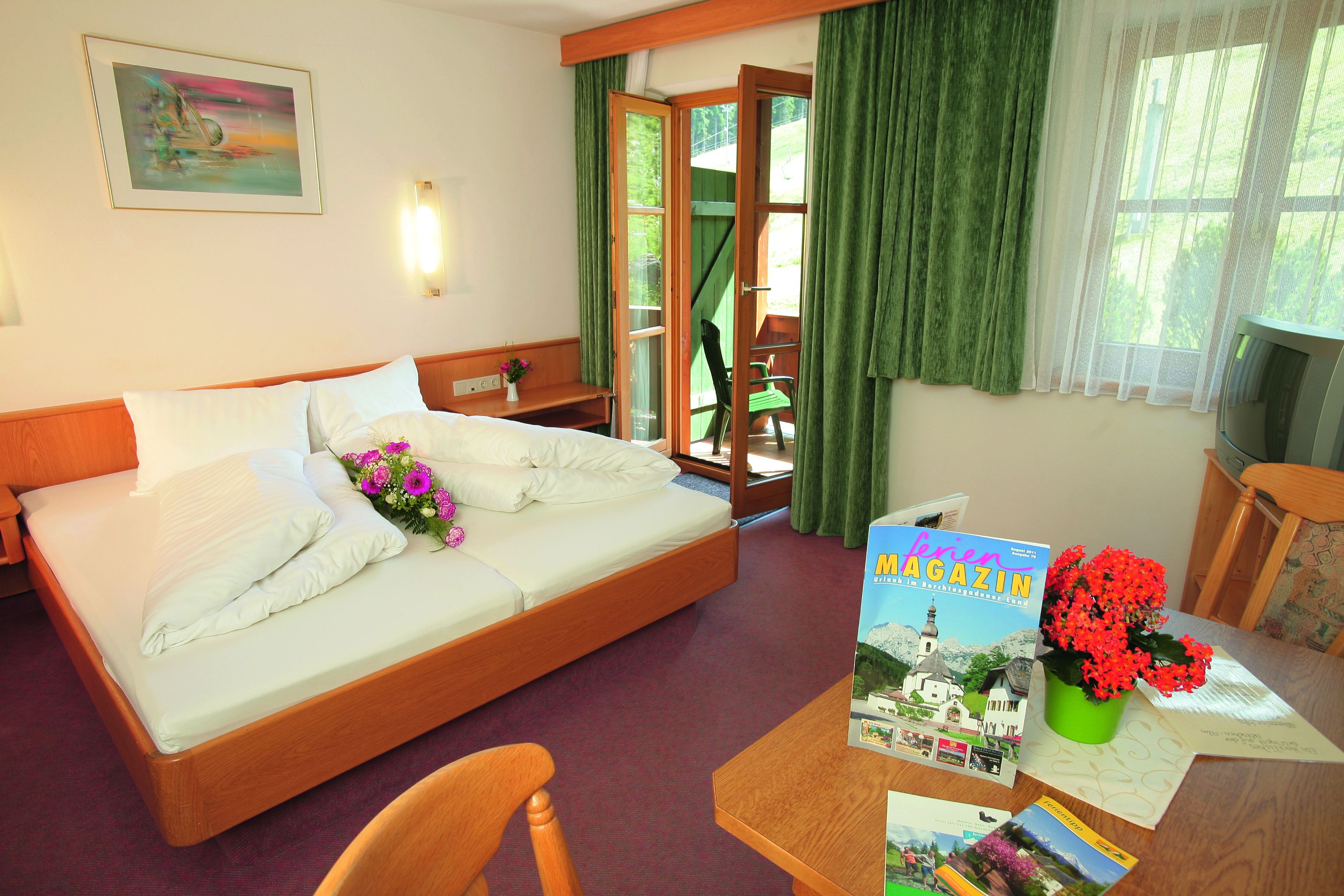 Een kluis op de kamer, een bureau, verduisterende gordijnen