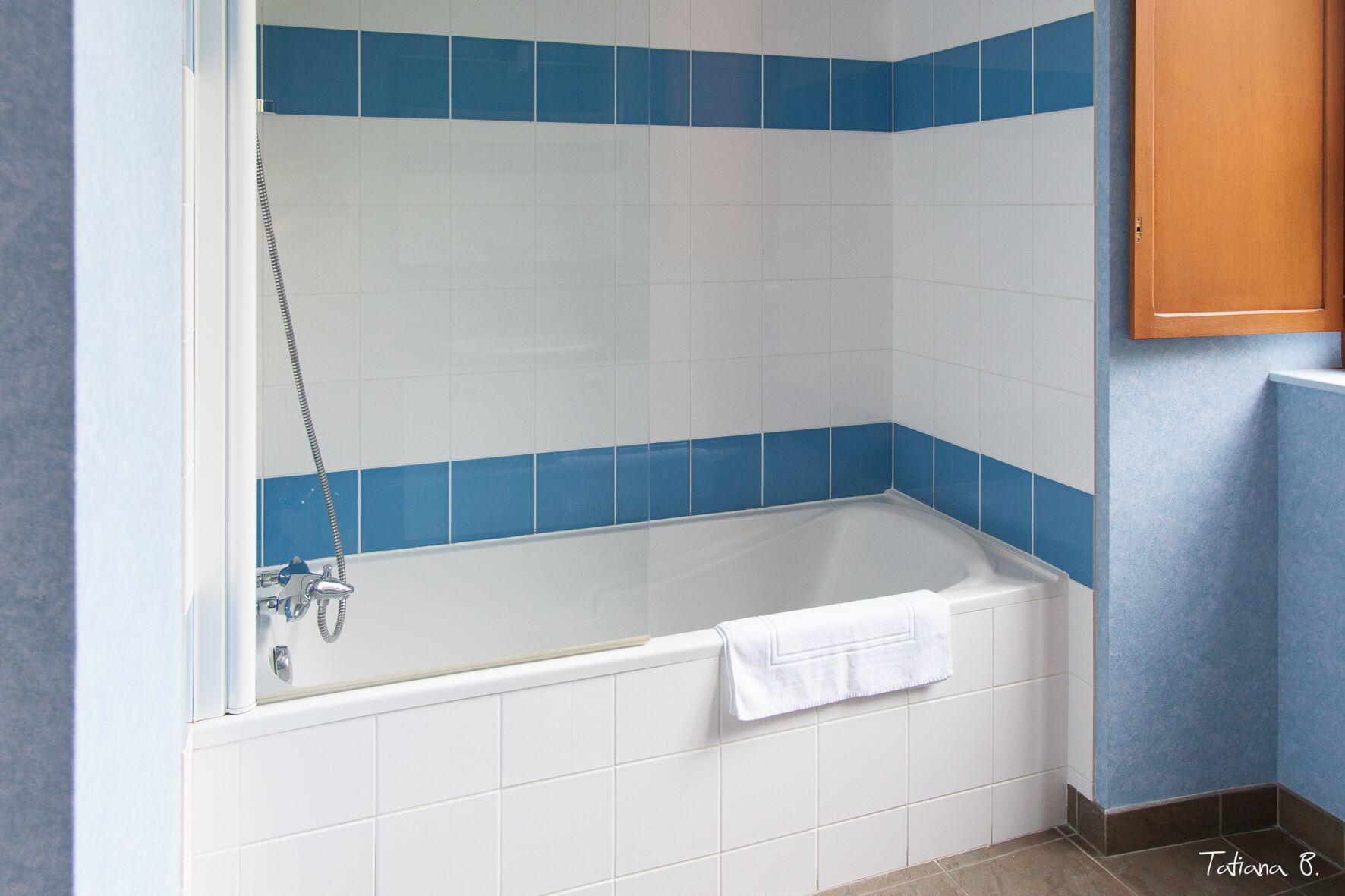 double room | bathroom | separate bathtub and shower, free toiletries, hair dryer, towels