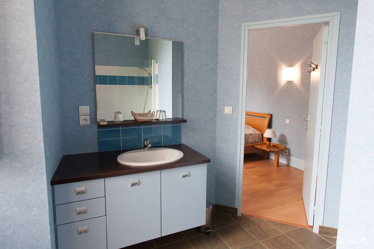 double room | bathroom | separate bathtub and shower, free toiletries, hair dryer, towels