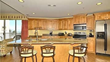 Full-size fridge, microwave, stovetop, dishwasher