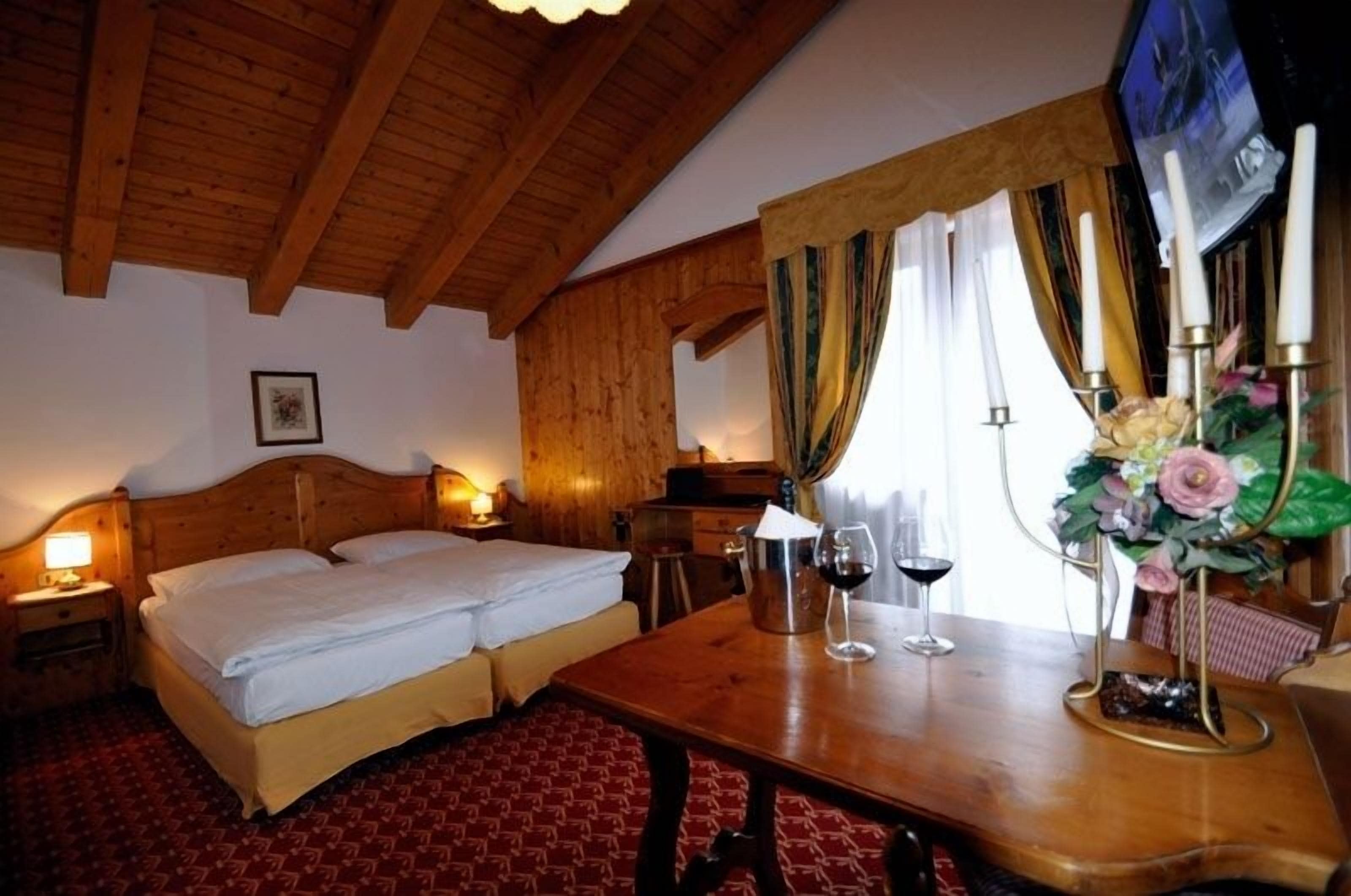 comfort room, balcony | minibar, in-room safe, desk, soundproofing