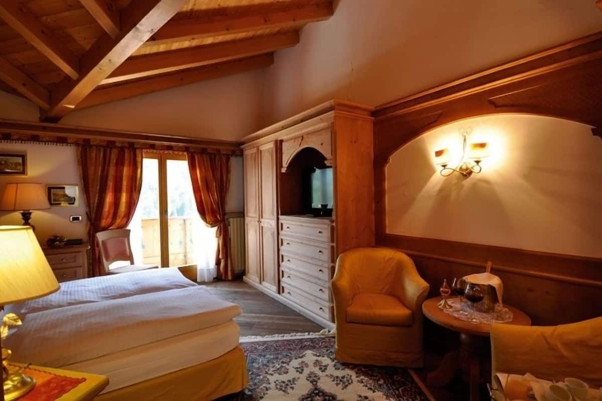 comfort room, balcony | minibar, in-room safe, desk, soundproofing