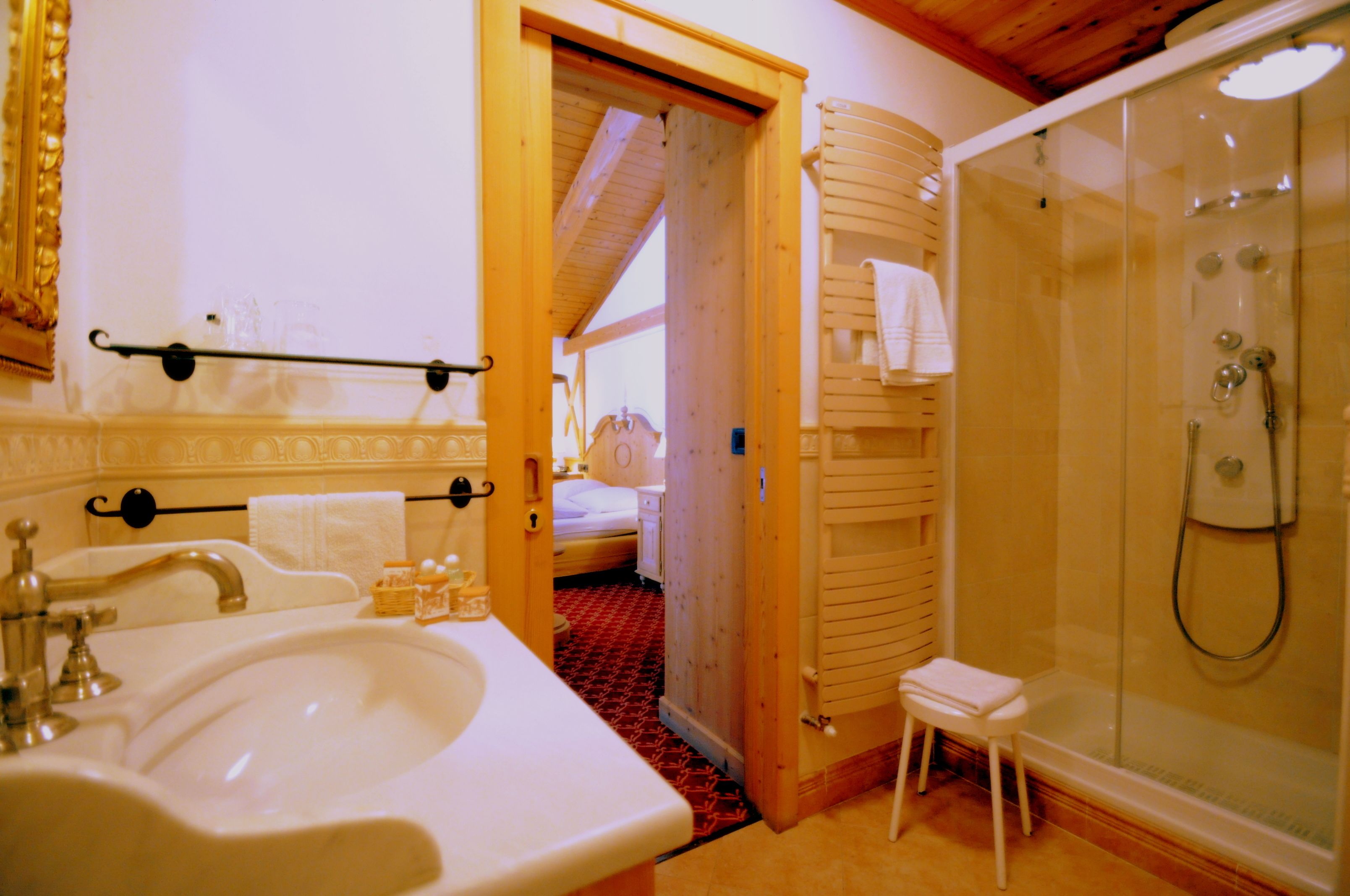 triple room | bathroom | free toiletries, hair dryer, slippers, towels