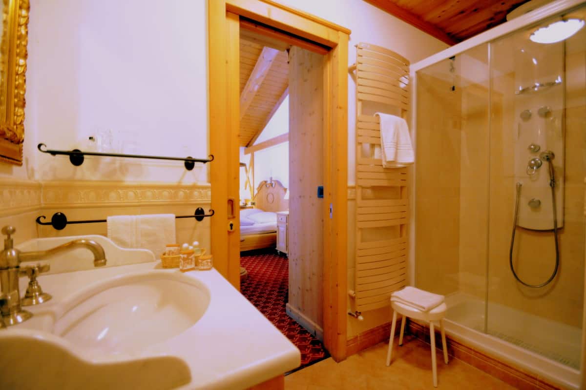 triple room | bathroom | free toiletries, hair dryer, slippers, towels