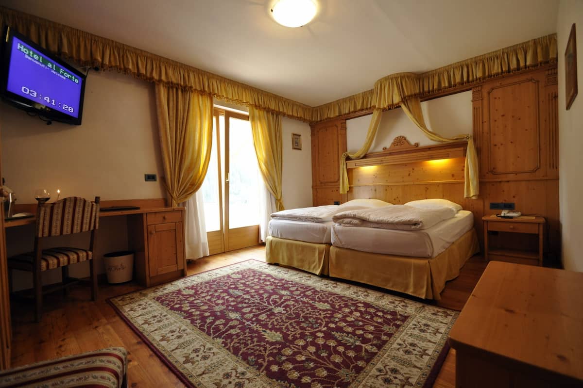 Comfort Room, Balcony | Minibar, in-room safe, desk, soundproofing