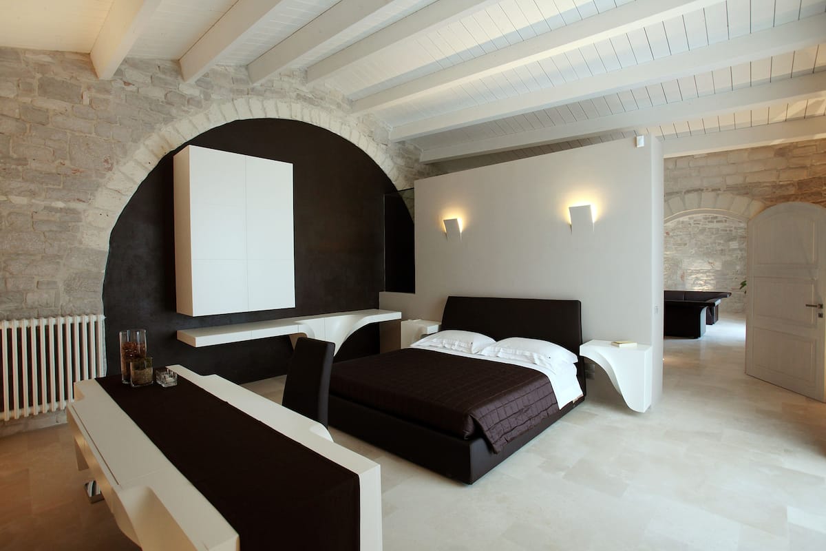 Premium bedding, desk, free cribs/infant beds, rollaway beds