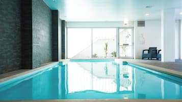 Indendørs pool, udendørs pool, parasoller, liggestole
