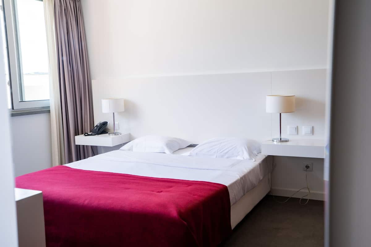 Standard Double Room -  Only accessible by stairs | 迷你吧、客房内保险箱、办公桌、笔记本电脑工作区