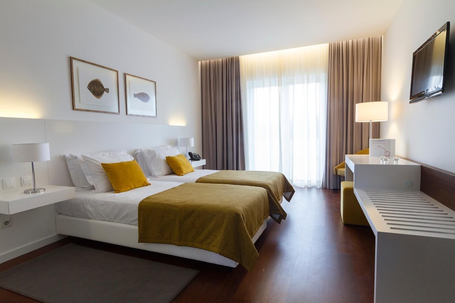 迷你吧、客房内保险箱、办公桌、笔记本电脑工作区