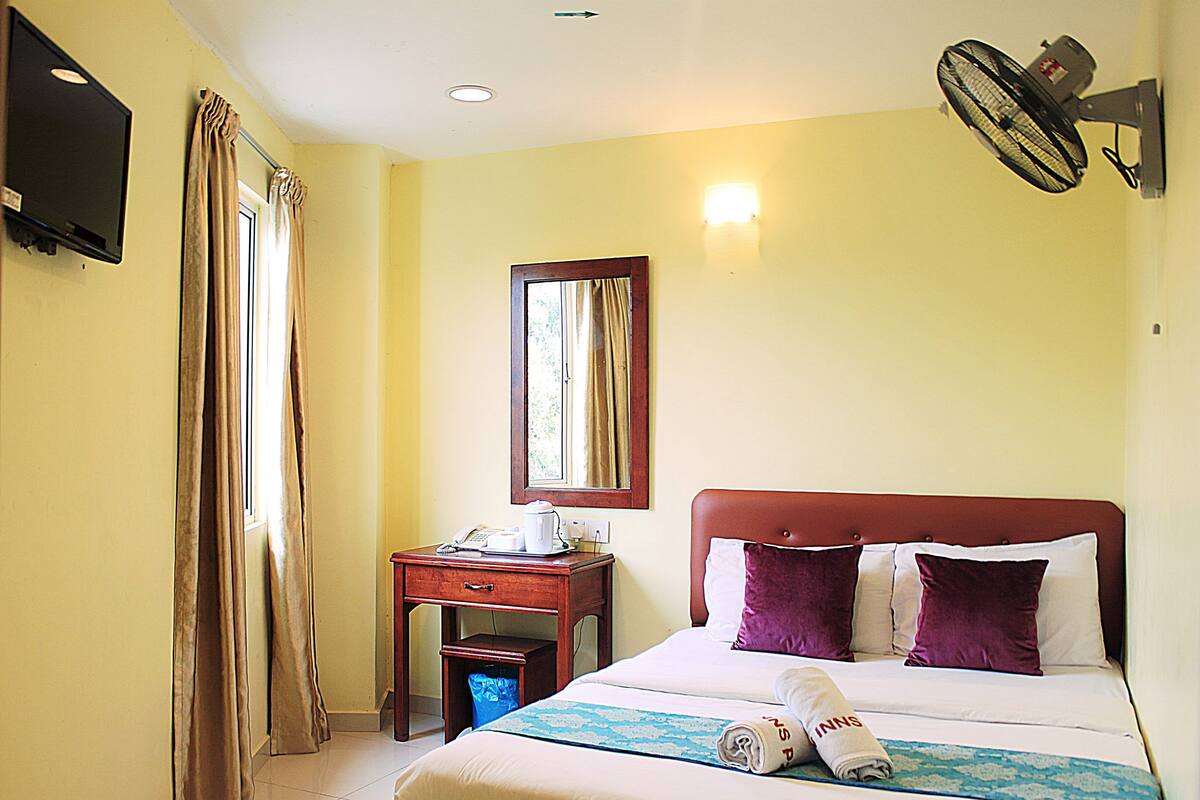 Deluxe Queen Room with Window | Desk, WiFi (free), bed sheets