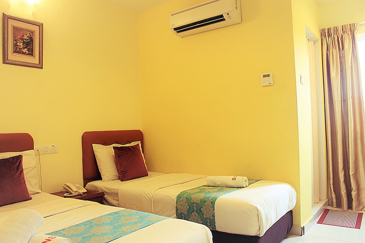 Basic Triple Room, 1 Bedroom | Meja, Wi-fi percuma, cadar katil
