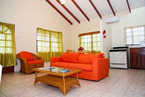 40-inch flat-screen TV with cable channels, TV, DVD player - Hotel Laurena (Hillsborough)