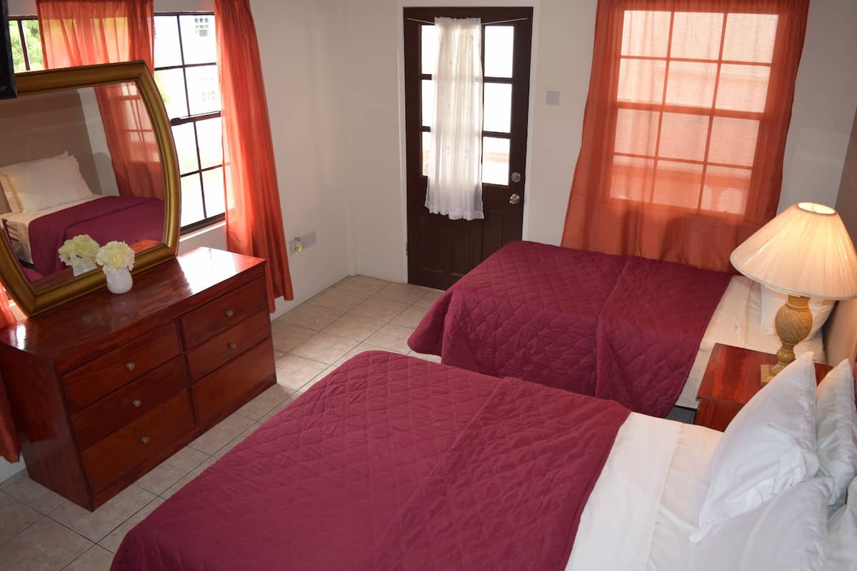 Caja de seguridad en la habitación y escritorio 