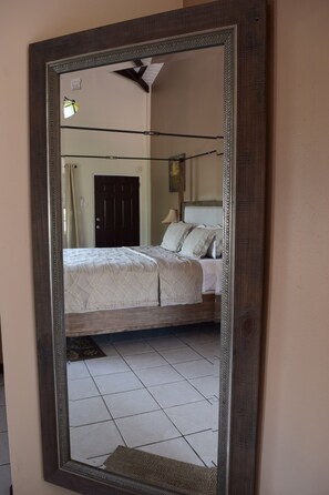 セーフティボックス (室内)、客室ごとに異なる装飾、客室ごとに異なるインテリア、デスク