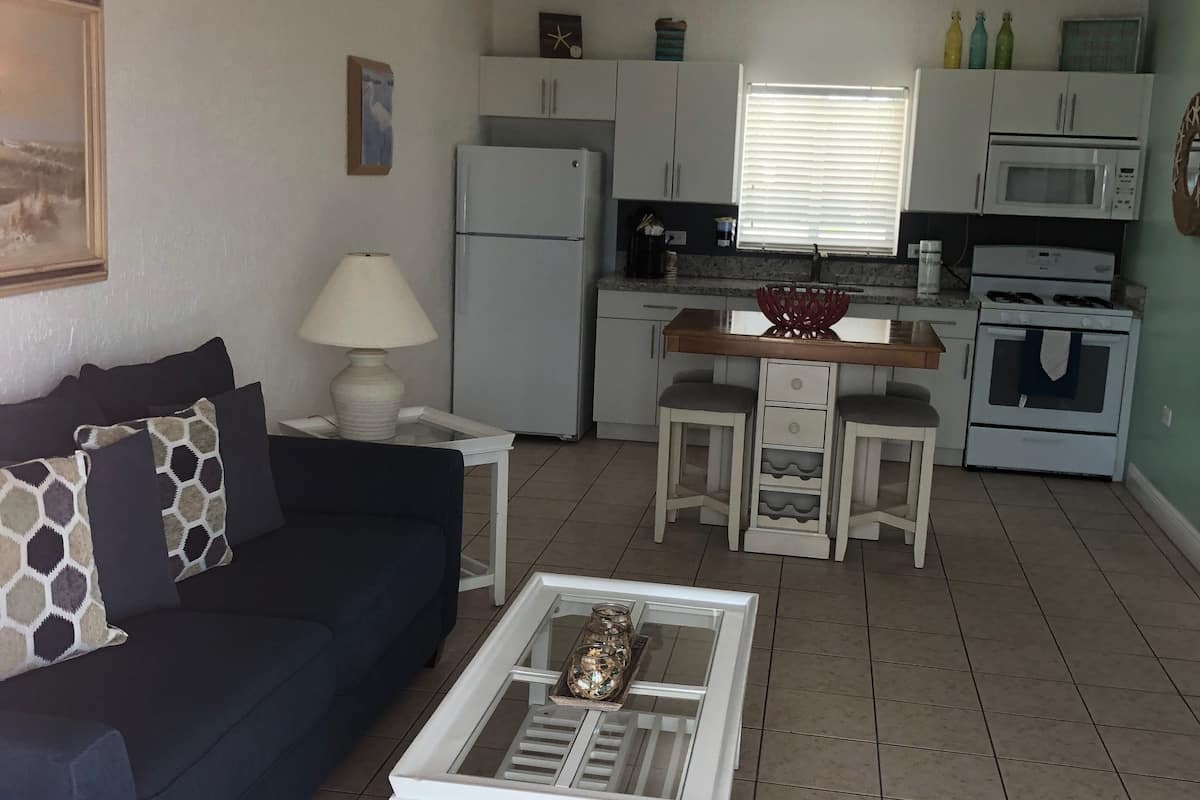 suite, 1 king bed, non smoking | living room | 55-inch flat-screen tv with cable channels, tv