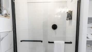 Ensemble baignoire-douche, pomme de douche hydromassante