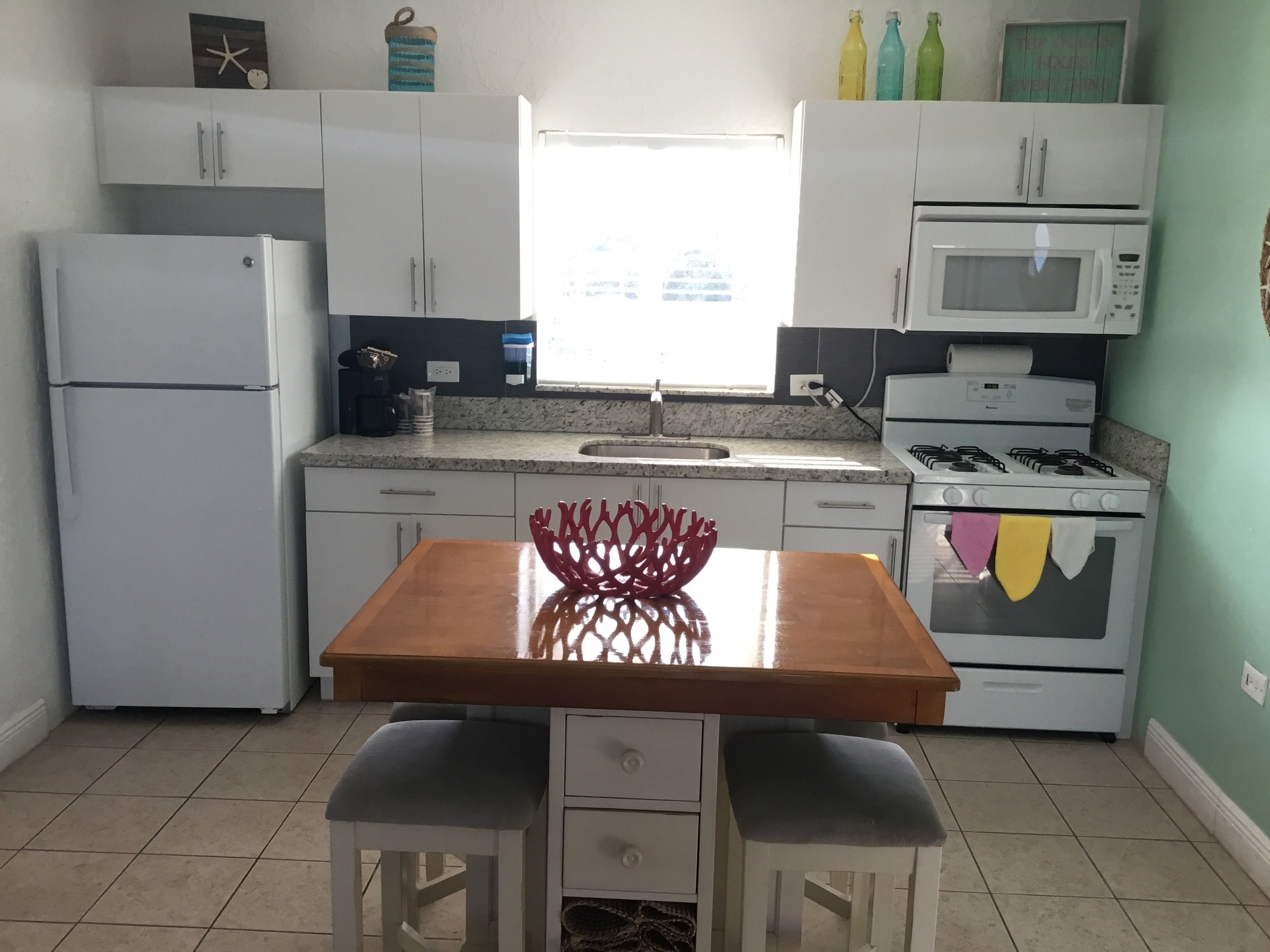 suite, 1 king bed, non smoking | private kitchen | microwave, coffee/tea maker