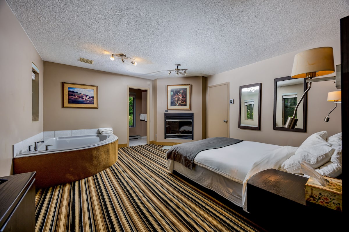 1 bedroom, desk, laptop workspace, blackout drapes