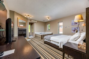 Escritorio, espacio para trabajar con laptop y cortinas blackout 