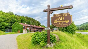 Une enseigne indiquant « Complexe Le 60 », précisant qu’il s’agit d’un hôtel doté de chambres et de suites.