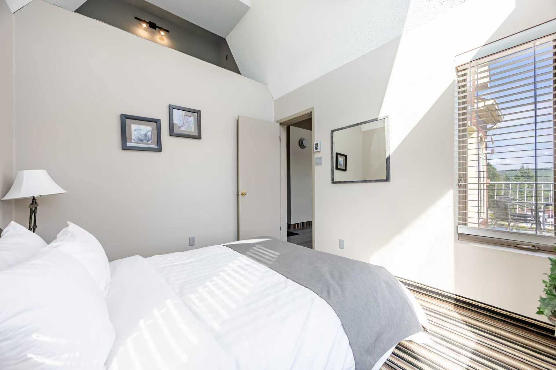 deluxe suite, 2 bedrooms | 1 bedroom, desk, laptop workspace, blackout curtains